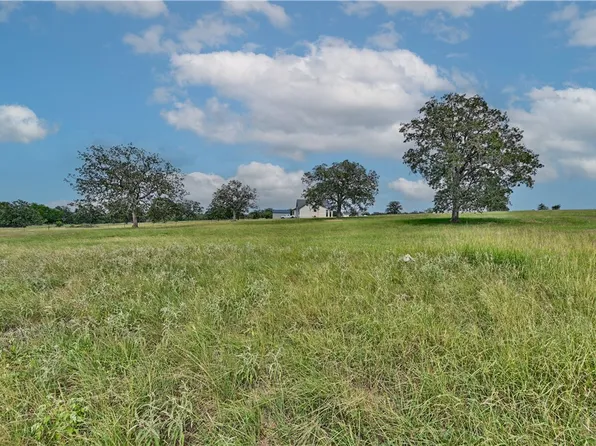 124 Sunny Day Dr, Red Rock, TX 78662