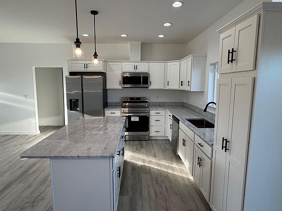 4th image of 704 San Mateo Ave