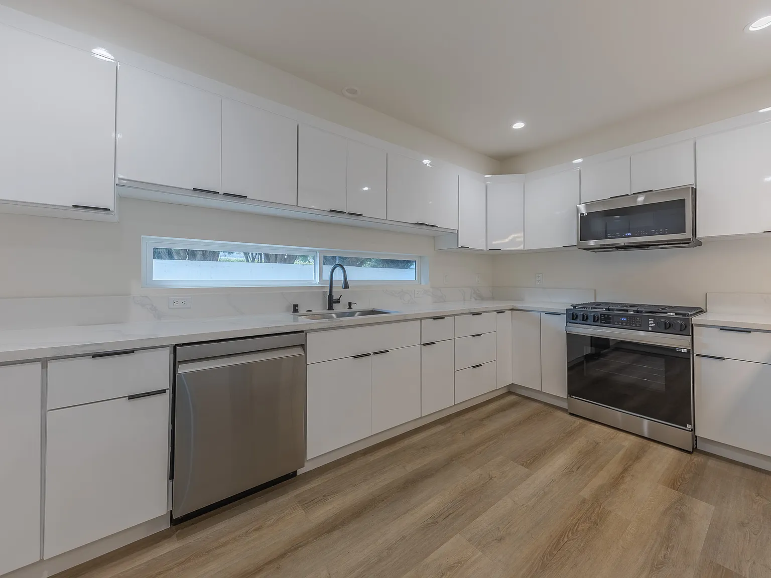 4 bed, 4.5 bath, 2319 sqft, $11,900 — Photo 3