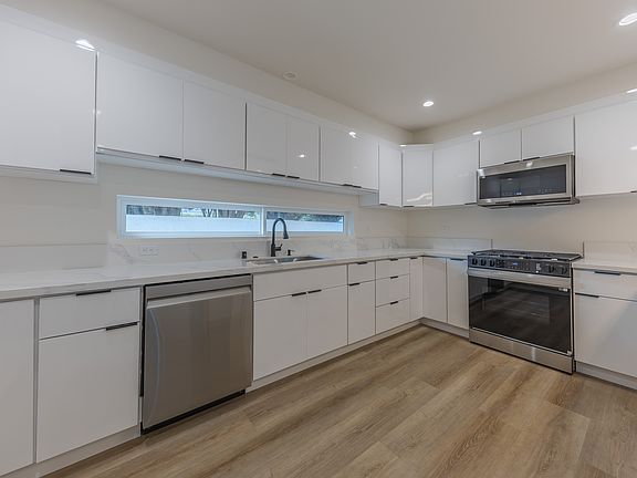 3rd image of 2536 Cotner Ave
