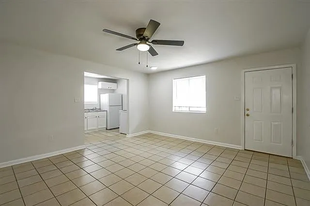 2 bed, 1.0 bath, 725 sqft, $1,200 — Photo 3