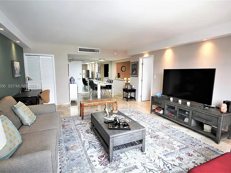 5161 Collins Ave #1610 — Photo 8
