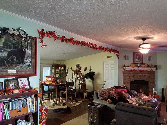 Livingroom to 2cd dining roo