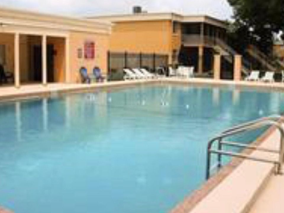 2nd image of 1000 Lake Of The Woods Blvd APT C206