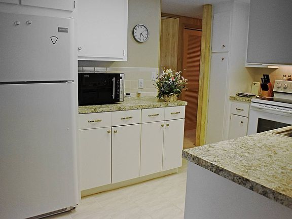 5th image of 28944-42 Hubbard St