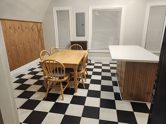 Spacious Eat in Kitchen