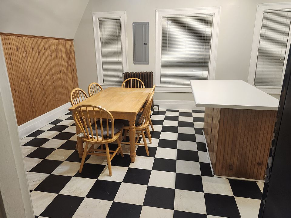 Spacious Eat in Kitchen