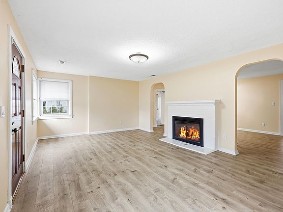 3rd image of 1515 Oak St.
