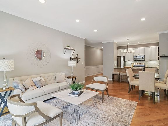 3rd image of 2735 N Kenmore Ave APT 2S