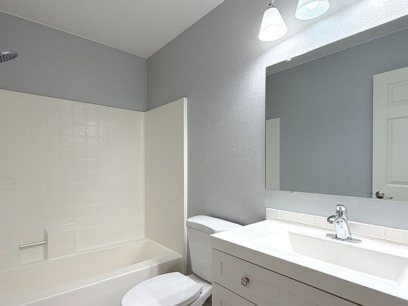 3rd image of 2430 W Hamilton Ave