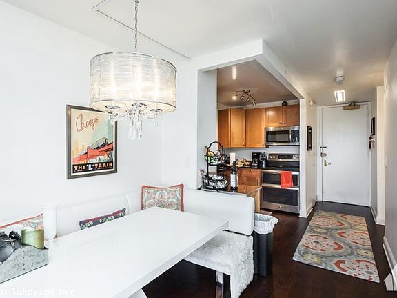 5th image of 2650 N Lakeview Ave #918