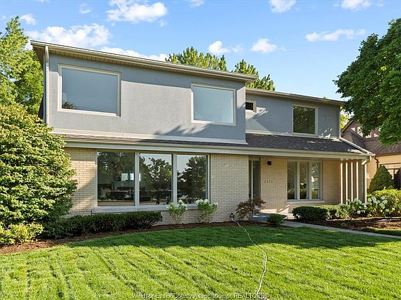4th image of 2371 Riverside Dr W