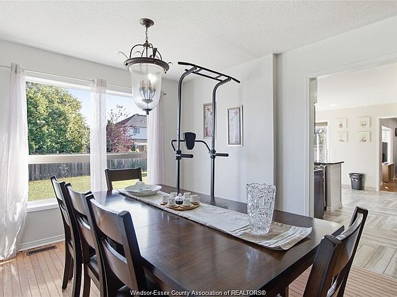 5th image of 936 N Talbot Rd