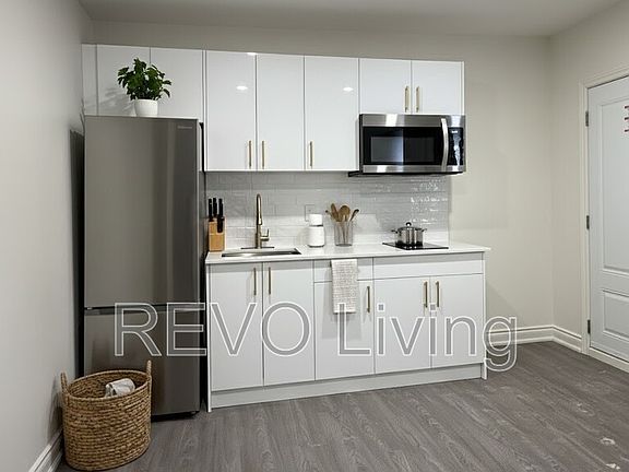 4th image of 7800 Lundys Ln #101