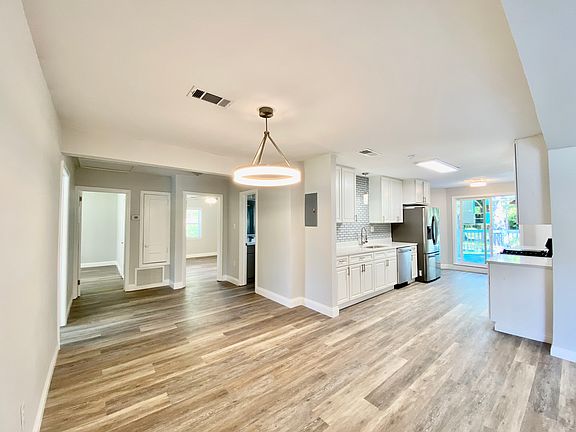 3rd image of 402 Fairpoint Dr