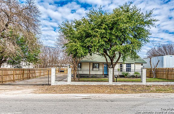 3rd image of 1815 Thorain Blvd