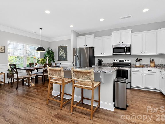 3rd image of 413 Colton St