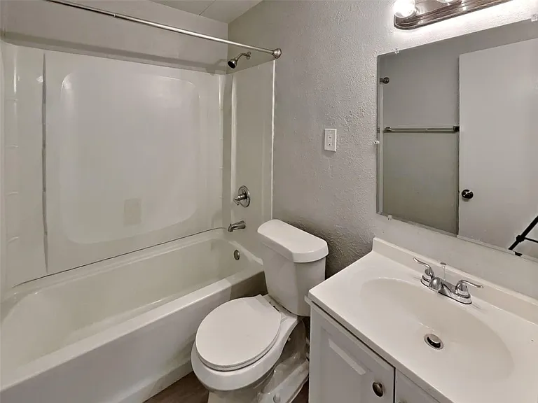 808 Laguna Dr — Photo 12