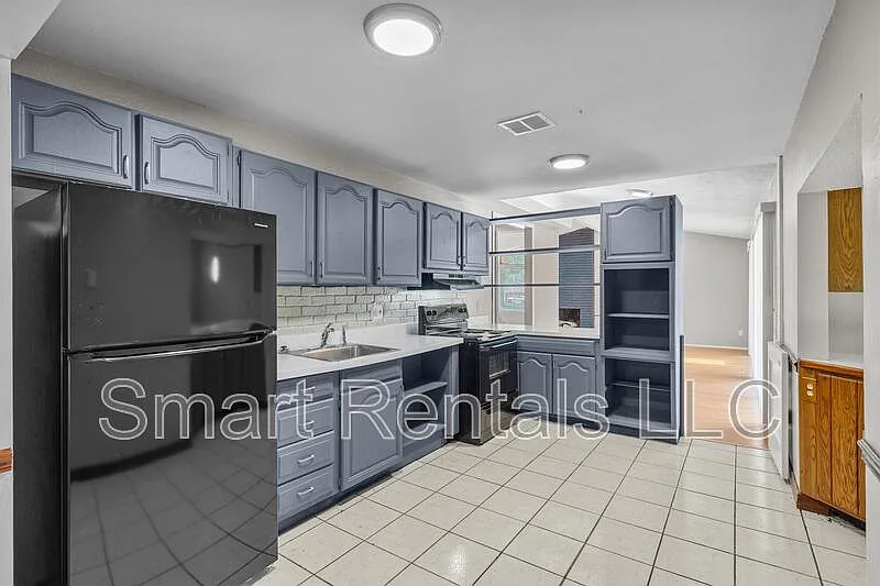 3 bed, 2.0 bath, 1881 sqft, $2,250 — Photo 2