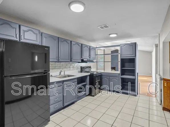 12 Country Ln, Florissant, MO 63033