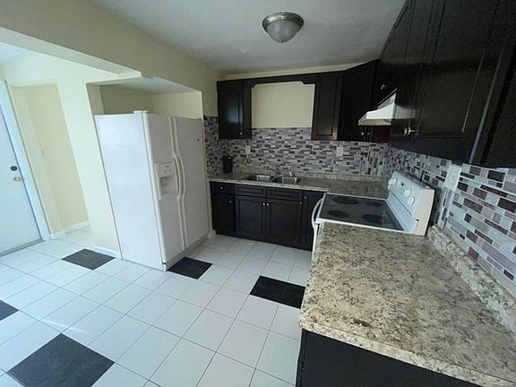 3rd image of 5320 Harriet Pl