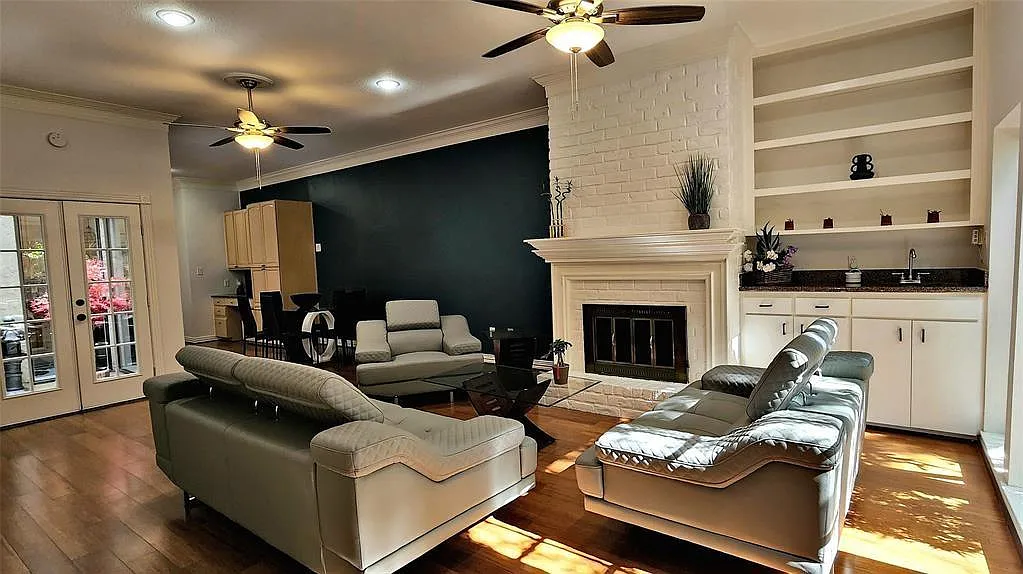 3 bed, 2.5 bath, 2156 sqft, $4,750 — Photo 2
