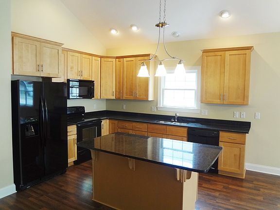 3rd image of 221 Craigmore Dr