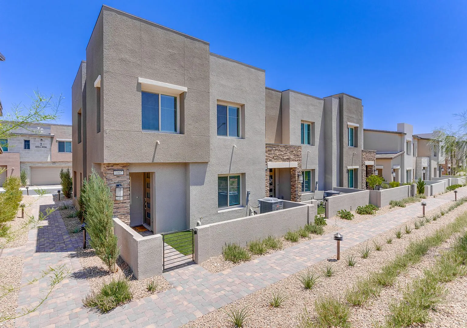 Spacious 4 Bed, 3 Bath Townhome with Loft & Downstairs Bedroom — Photo 2
