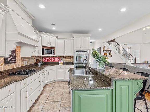 3rd image of 3847 Woodcrest Dr