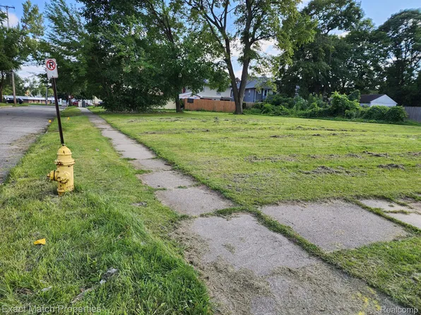 76 Mathews St, Pontiac, MI 48342