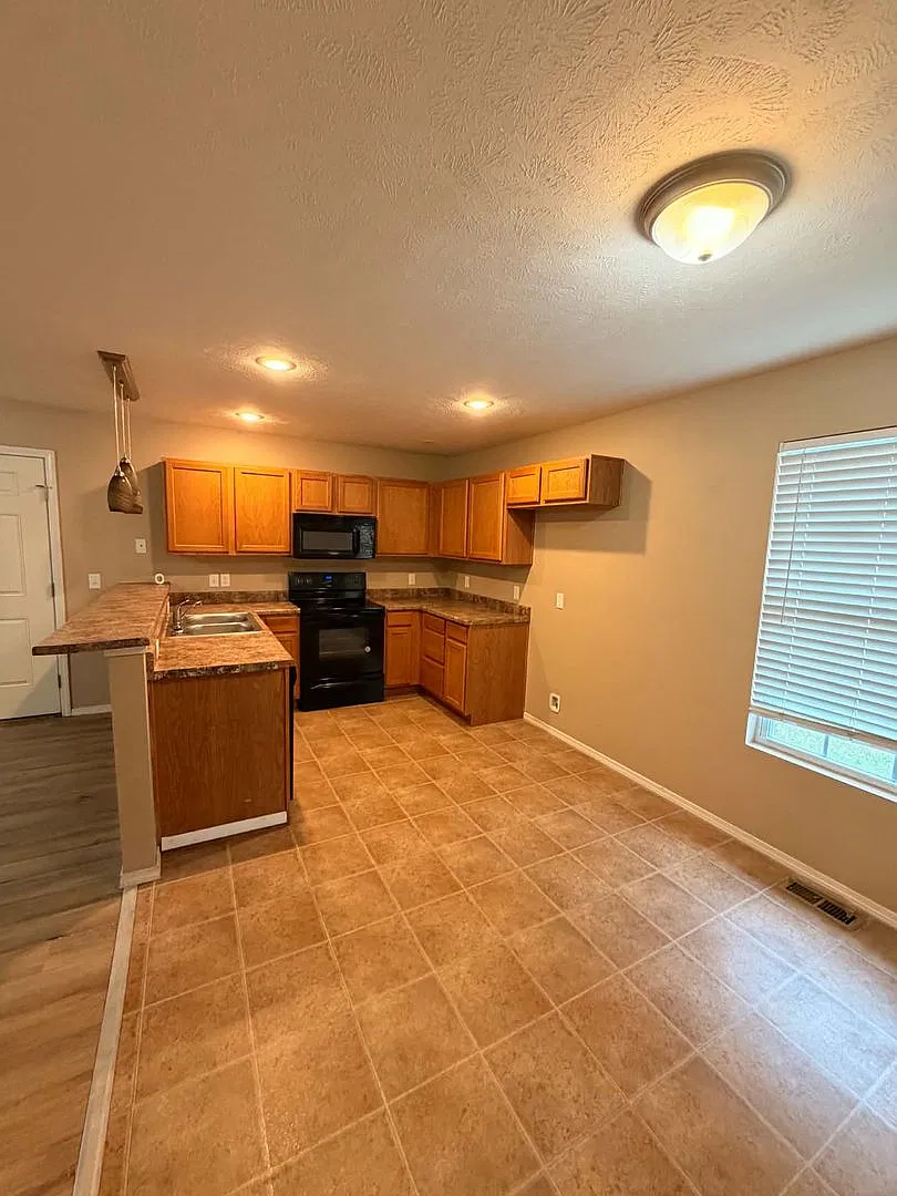 Beautiful 3 bedroom / 2 bathroom house in Joplin Mo close to Missouri Southern with two car garage!! — Photo 4