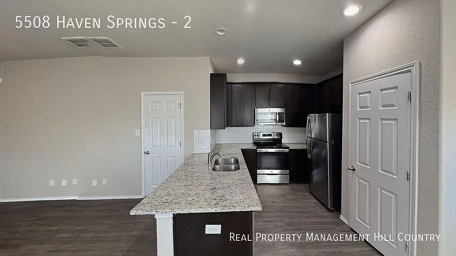 3 Bed / 2.5 Bath with Granite Kitchen, Spacious Backyard, and 2 Car Garage — Photo 4