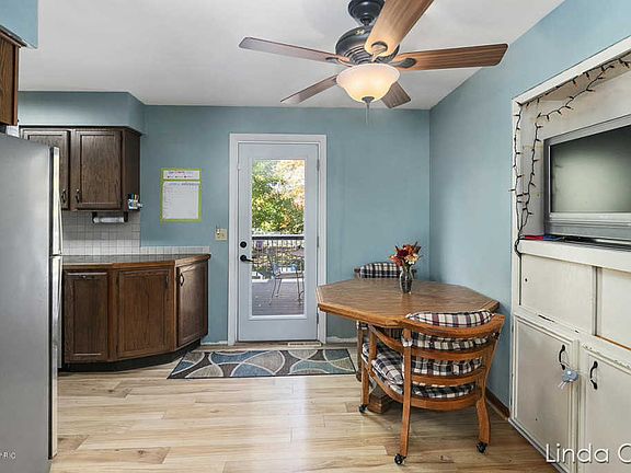 5th image of 4773 Bonneville Dr NE
