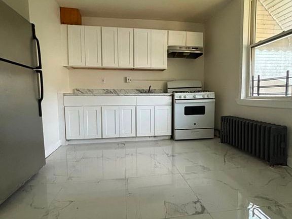 5th image of 107 Van Nostrand Ave #2A