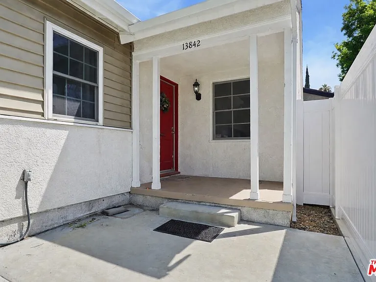 13842 Hamlin St — Photo 6