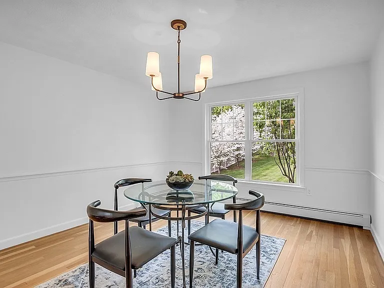 Lantern Ln — Photo 4