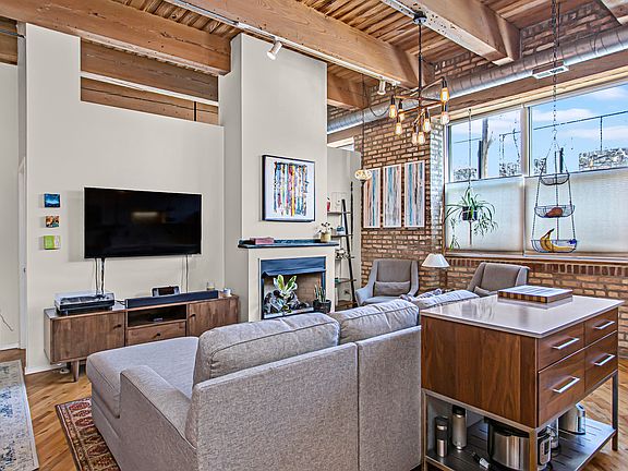 3rd image of 1801 W Larchmont Ave APT 101