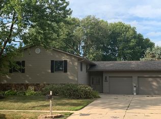 826 Brookview Dr, De Witt, IA 52742