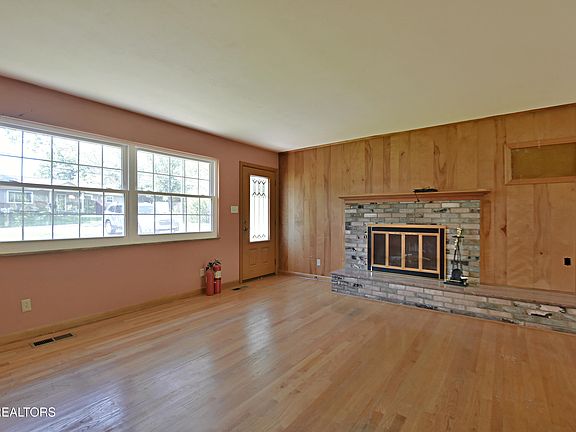 3rd image of 1427 Creekwood Dr