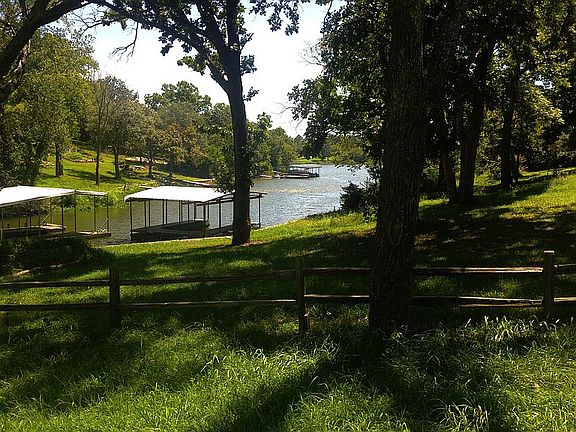 3rd image of 1611 NE Lakeshore Dr