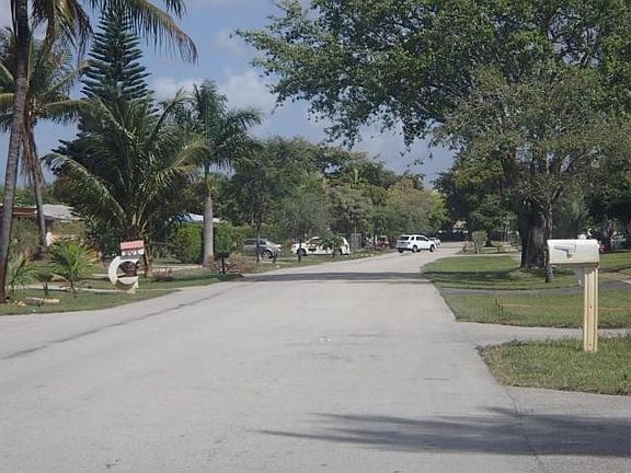 4th image of 530 SW 38th Ter