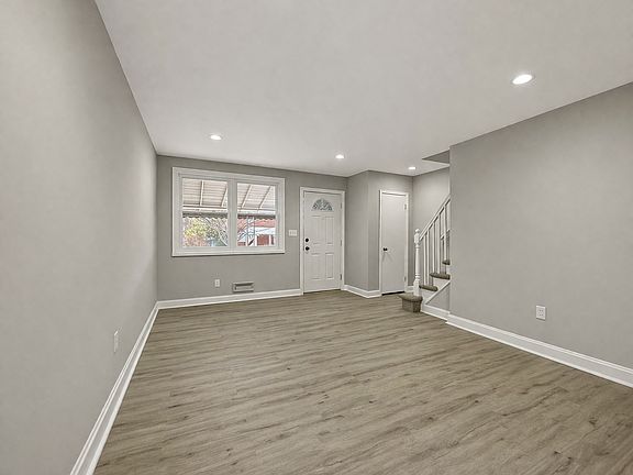 3rd image of 4914 Greencrest Rd