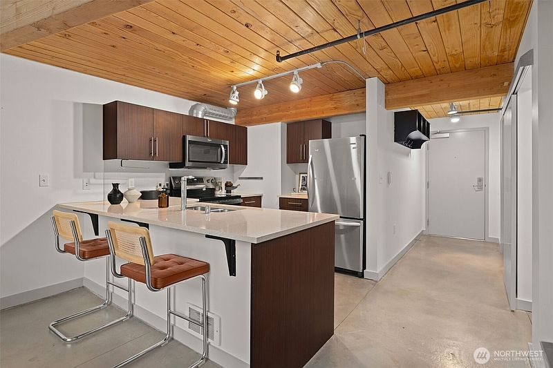 2nd image of 401 9th Avenue N #616