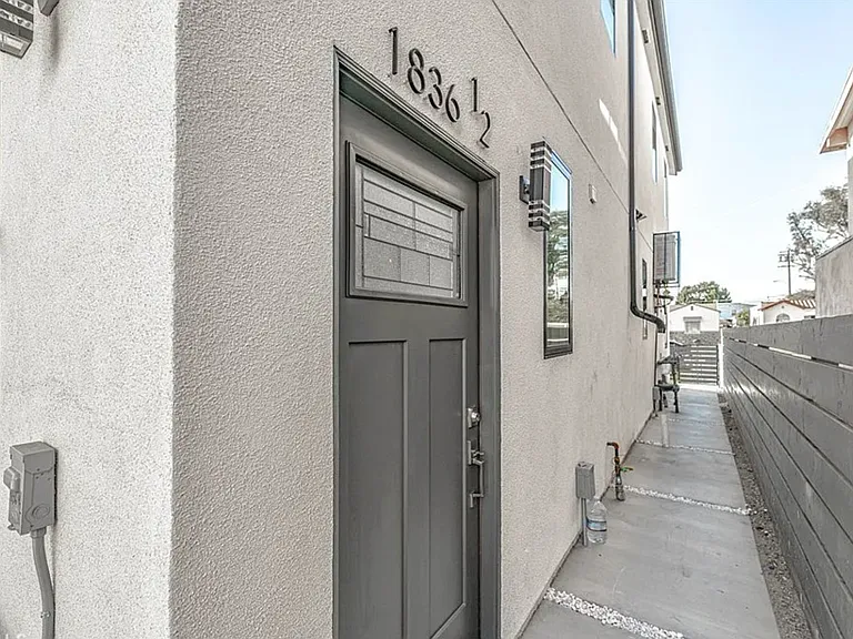 1836 1/2 Clyde Ave — Photo 9