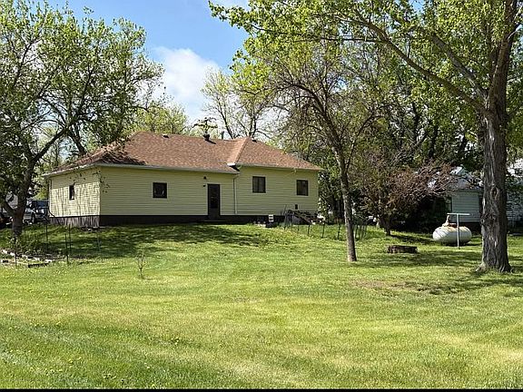4th image of 702 D Ave