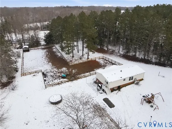 13520 Dykeland Rd, Amelia Court House, VA 23002