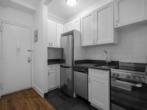 3rd image of 208 W 23rd St APT 302