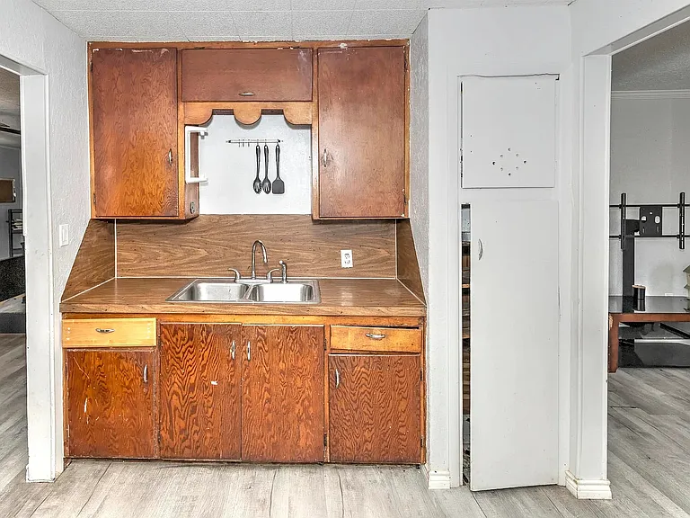 606 N I St — Photo 6