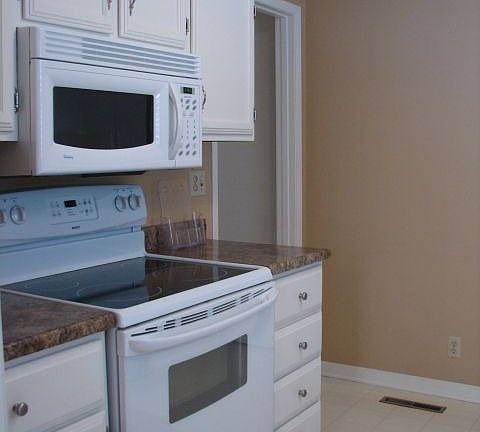 5th image of 3922 Lexington Dr NE #1