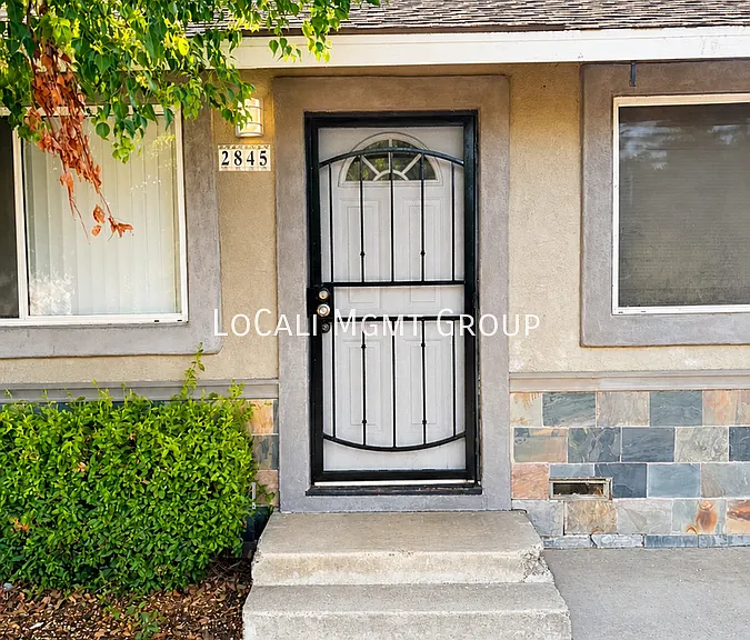 2845 Valley View Ave — Photo 1
